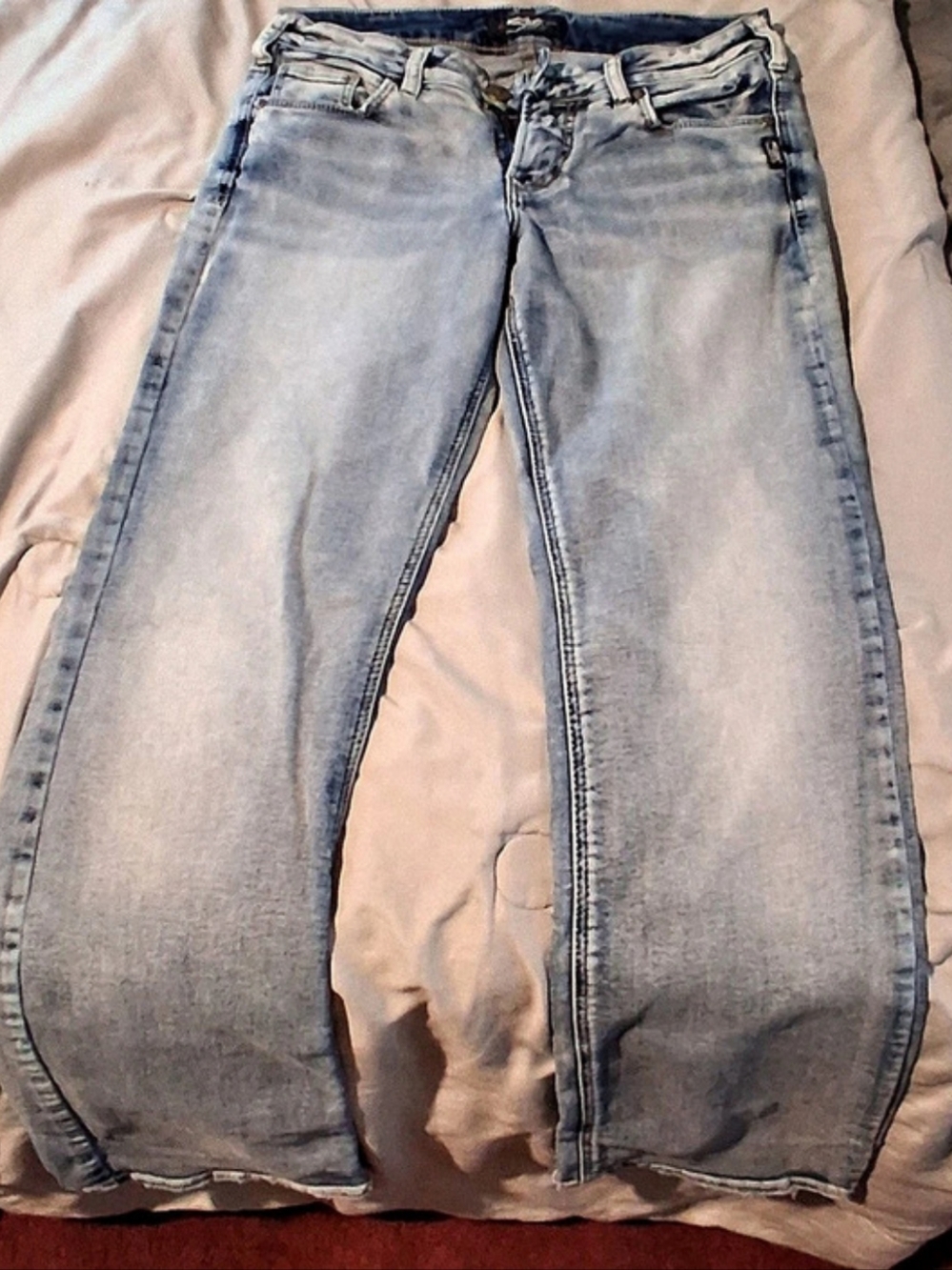 Silver Jeans Co. Suki Mid Rise Slim Bootcut Jeans.
